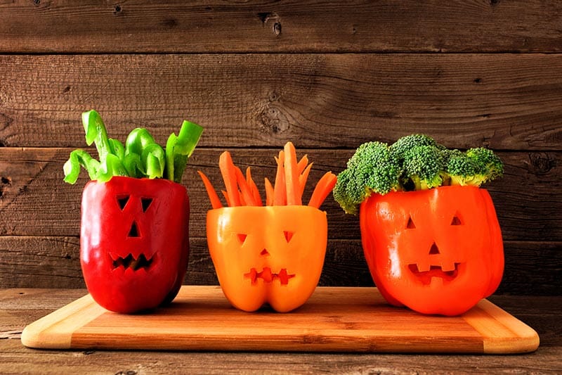 🎃 Spooky Snacks with a Fiery Bite: Halloween Veggies & Dip in Jack-O’-Lantern Peppers 🥕🔥